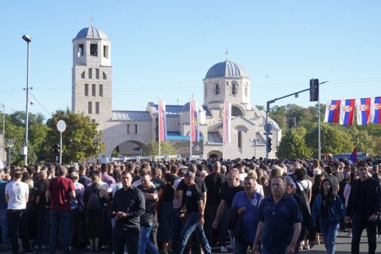 Građani ispred Crkve Svetog Luke