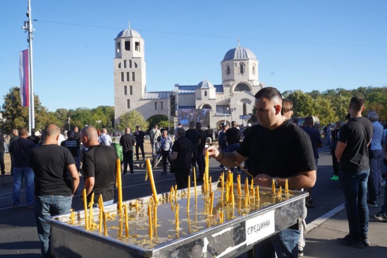 Građani pale sveće