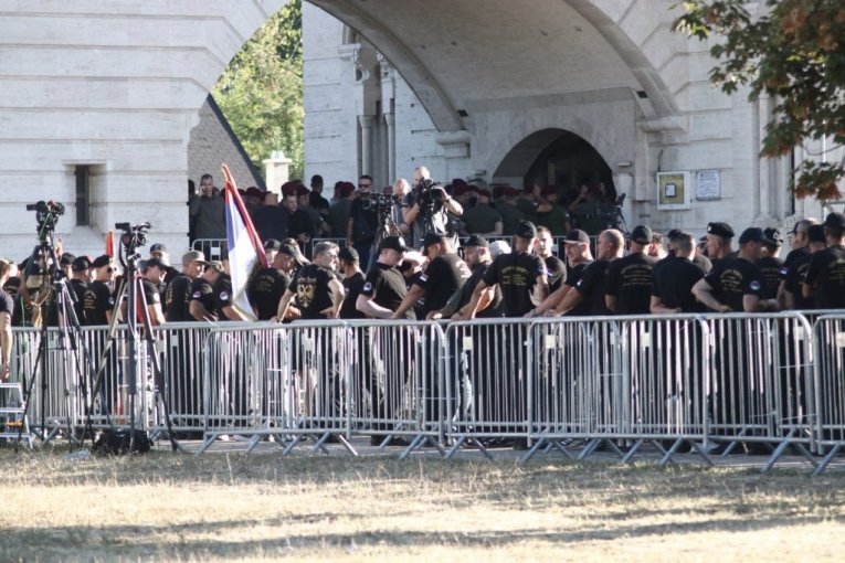 Građani ispred Crkve Svetog Luke