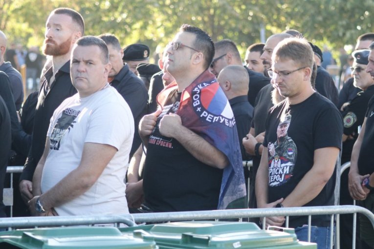 Građani ispred Crkve Svetog Luke