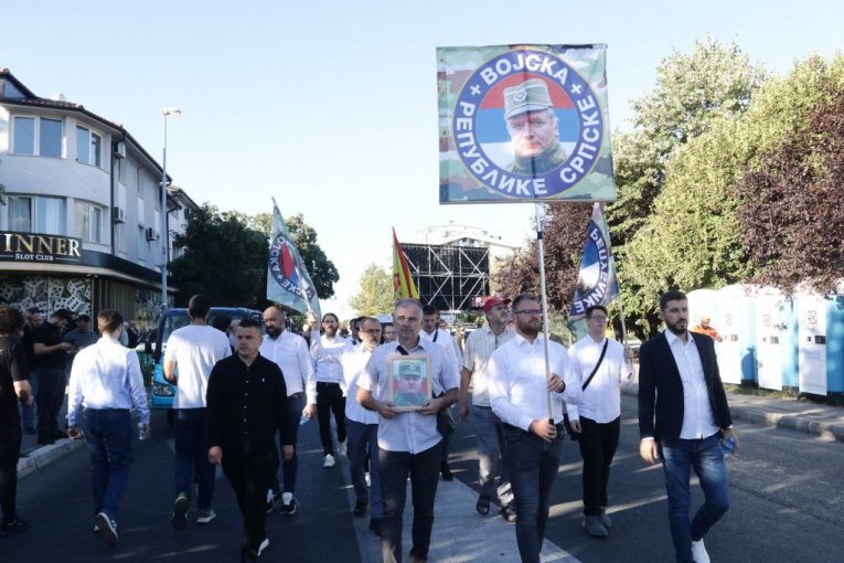 Građani ispred Crkve Svetog Luke