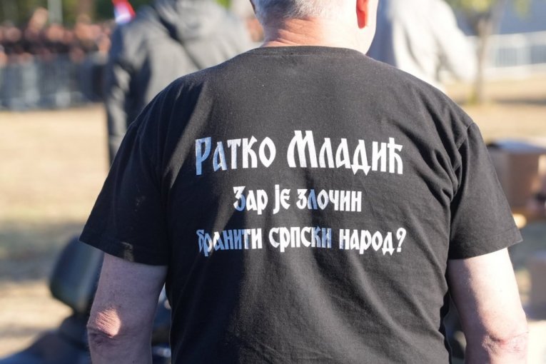 Građani ispred Crkve Svetog Luke