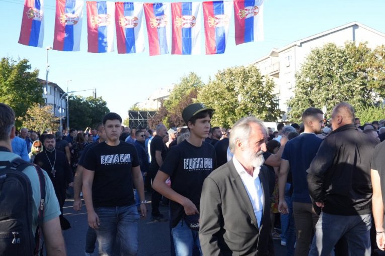Građani ispred Crkve Svetog Luke