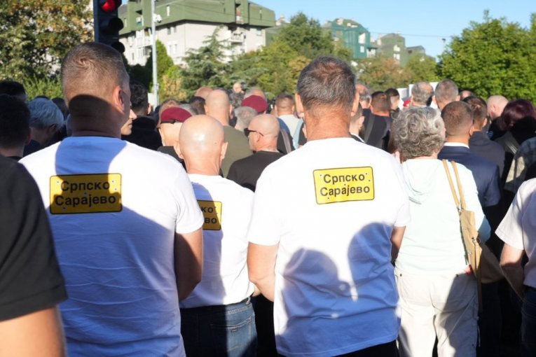 Građani ispred Crkve Svetog Luke