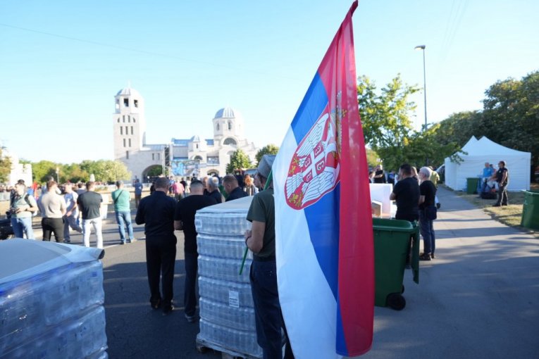 Građani ispred Crkve Svetog Luke