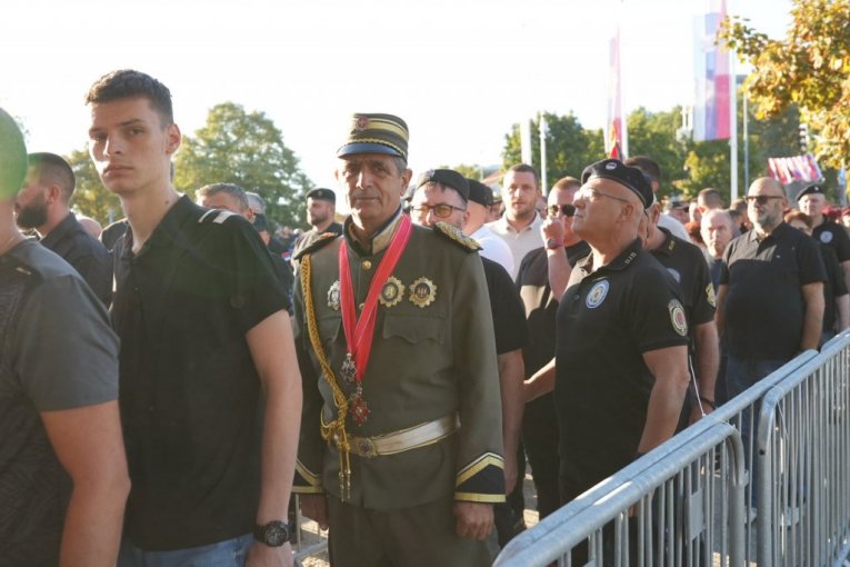 Građani ispred Crkve Svetog Luke