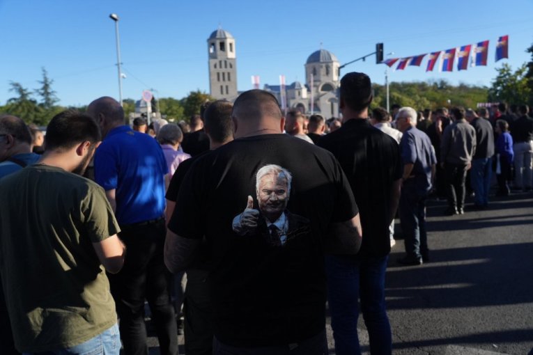 Građani ispred Crkve Svetog Luke