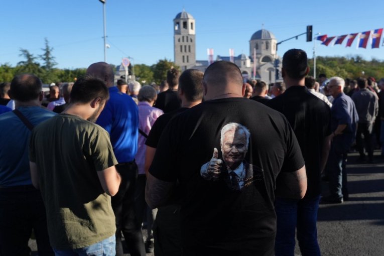 Građani ispred Crkve Svetog Luke