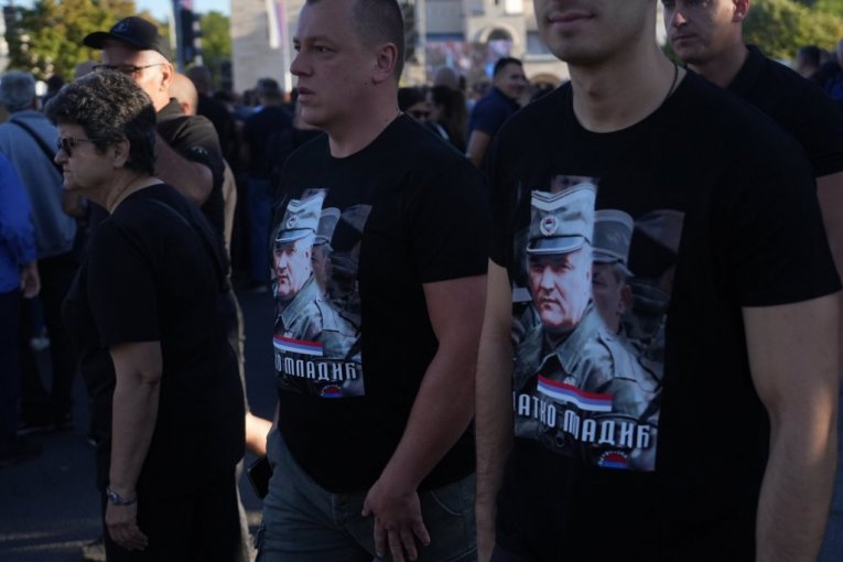 Građani ispred Crkve Svetog Luke