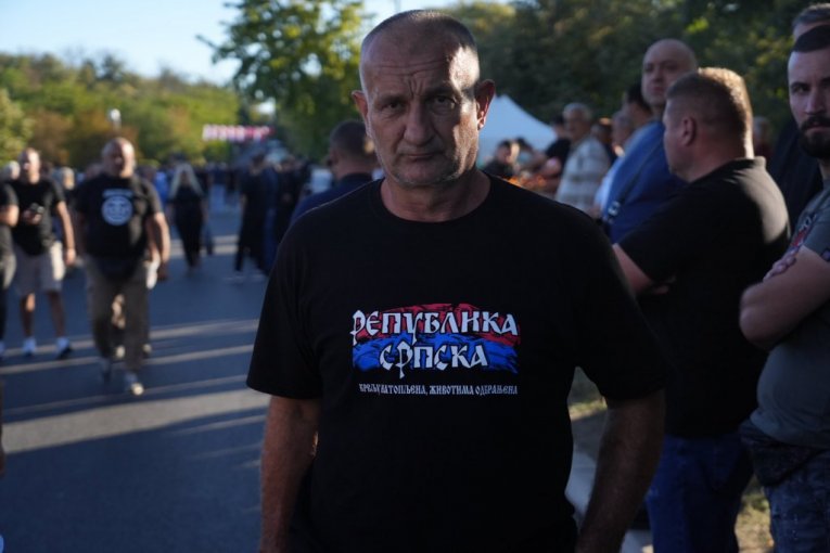 Građani ispred Crkve Svetog Luke
