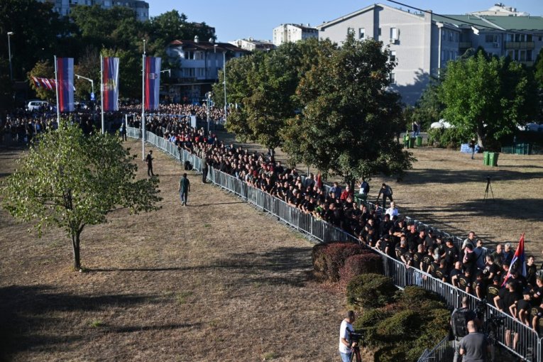 Građani ispred Crkve Svetog Luke