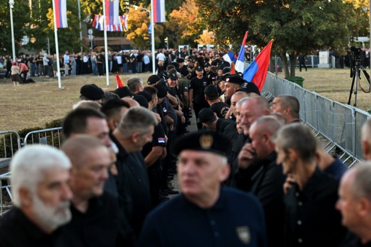 Građani ispred Crkve Svetog Luke