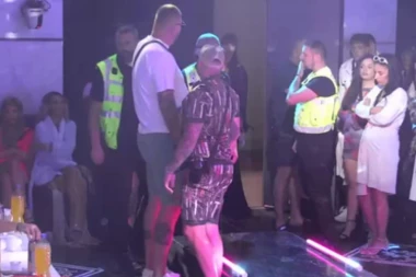 JANJUŠ NASRNUO NA STOJINOG SINA, OBEZBEĐENJE IH JEDVA OBUZDALO: Pevačica mora HITNO da angažuje ADVOKATA!