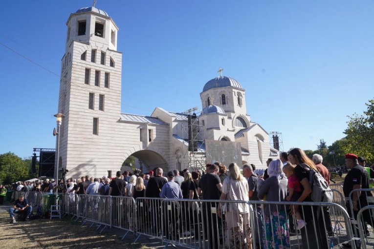 Građani ispred Crkve Svetog Luke