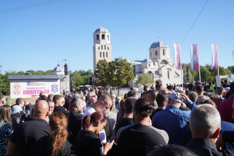 Građani ispred Crkve Svetog Luke