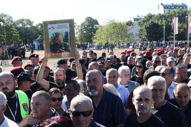 Hiljade ljudi ispred Crkve Svetog Luke