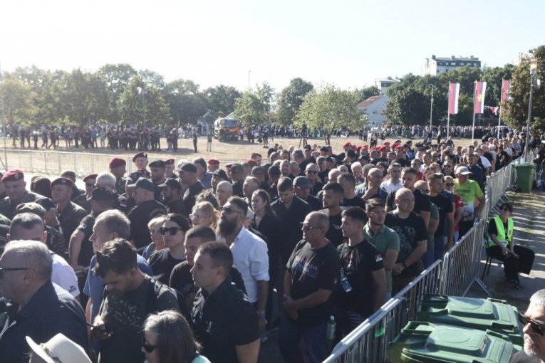 Hiljade ljudi ispred Crkve Svetog Luke