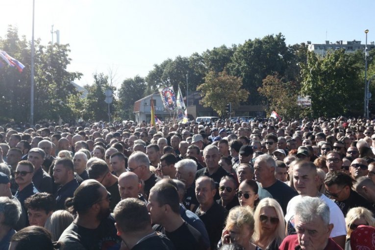 Hiljade ljudi ispred Crkve Svetog Luke