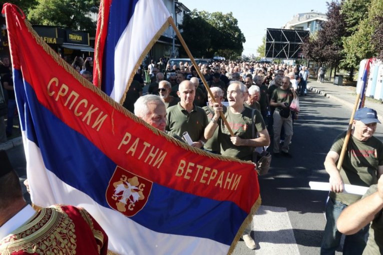 Hiljade ljudi ispred Crkve Svetog Luke