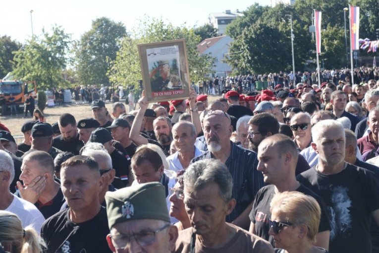 Hiljade ljudi ispred Crkve Svetog Luke