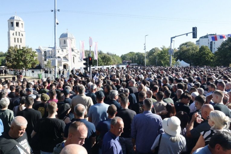 Hiljade ljudi ispred Crkve Svetog Luke
