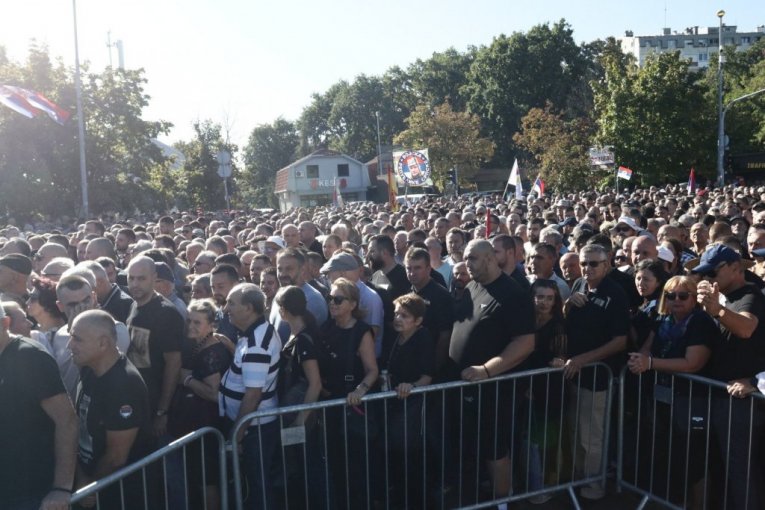 Hiljade ljudi ispred Crkve Svetog Luke