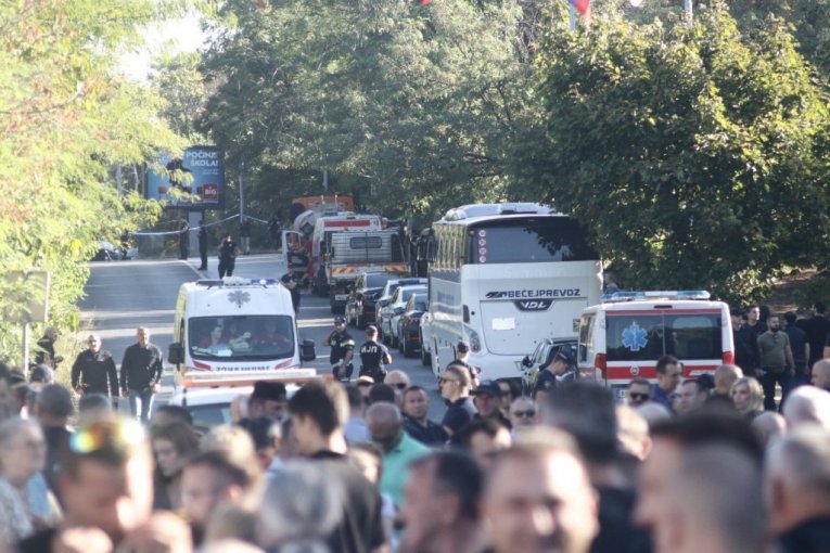 Hiljade ljudi ispred Crkve Svetog Luke