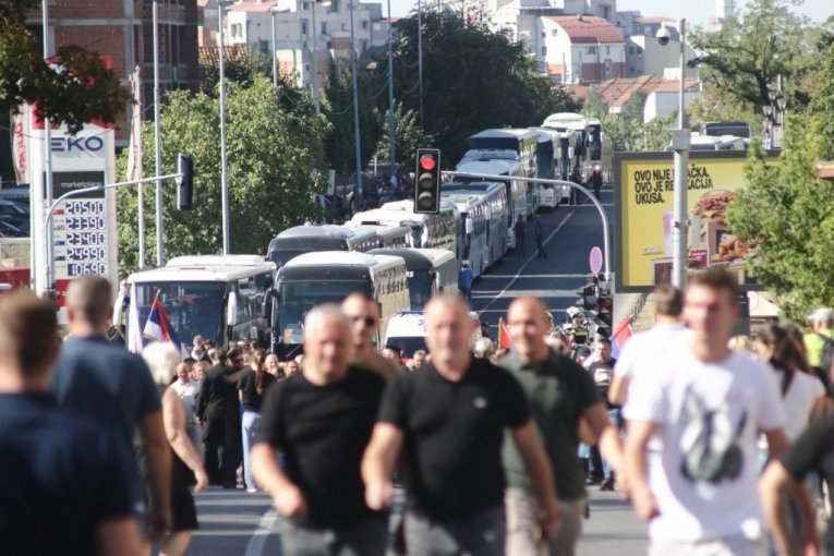 Hiljade ljudi ispred Crkve Svetog Luke