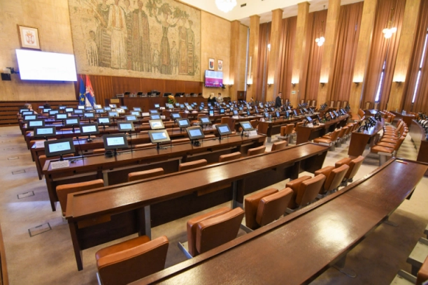 BEZ TRUNKE MORALA I POŠTOVANJA, I MRTAV MLADIĆ IM SMETA! Sramni potez studentsko-blokaderske liste u Novom Sadu! Odbornici pobegli sa sednice pre MINUTA ĆUTANJA! (VIDEO)