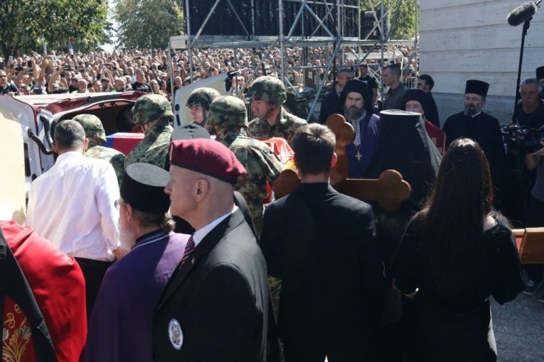 Iznet generalov kovčeg iz crkve