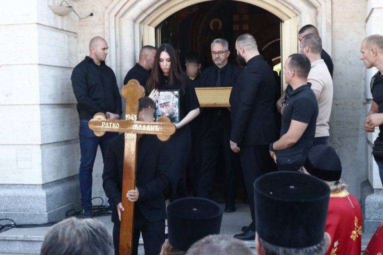 Iznet generalov kovčeg iz crkve