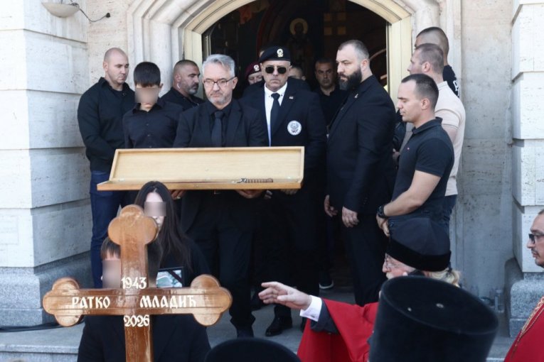 Iznet generalov kovčeg iz crkve