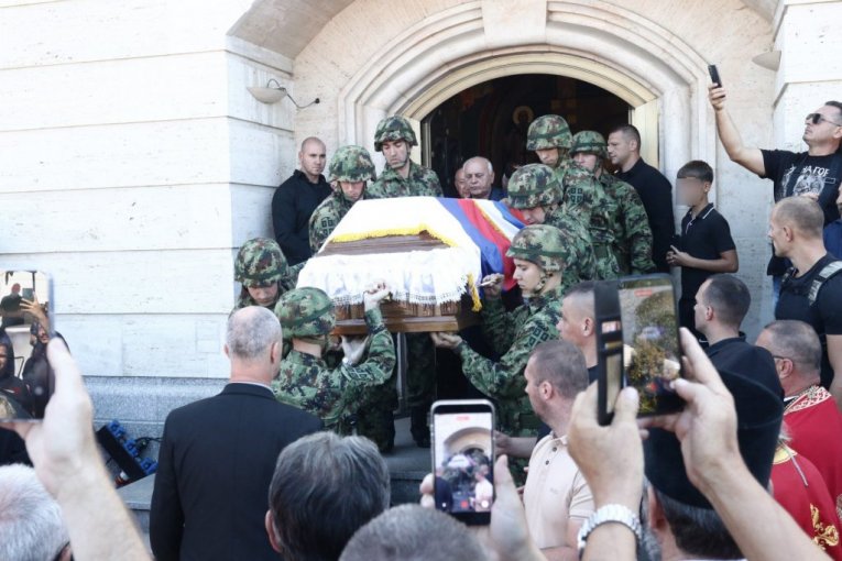 Iznet generalov kovčeg iz crkve