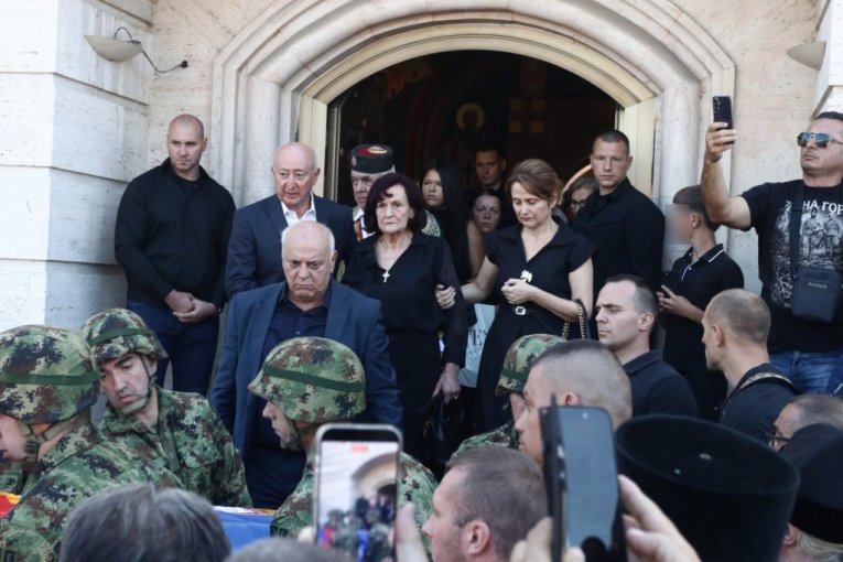 Iznet generalov kovčeg iz crkve