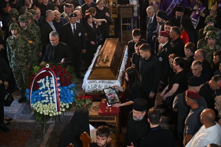 Iznet generalov kovčeg iz crkve