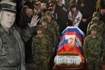 POVORKA KRENULA KA GROBLJU! Srbija se oprašta od generala Mladića, njegov kovčeg prekriven sa dve zastave: Stotine ljudi oko crkve (FOTO/VIDEO)