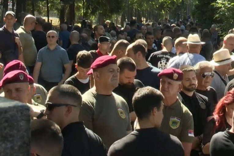 Kovčeg stigao na groblje