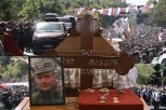 POVORKA KRENULA KA GROBLJU! Srbija se oprašta od generala Mladića, njegov kovčeg prekriven sa dve zastave: Stotine ljudi oko crkve (FOTO/VIDEO)