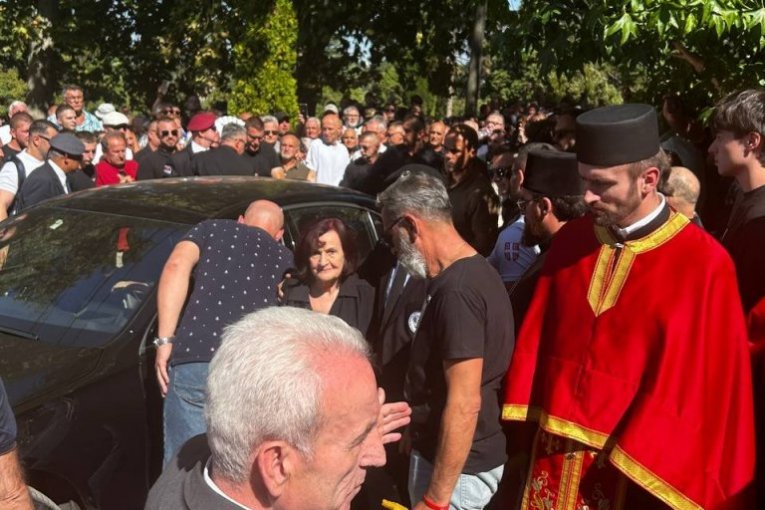 Kovčeg stigao na groblje