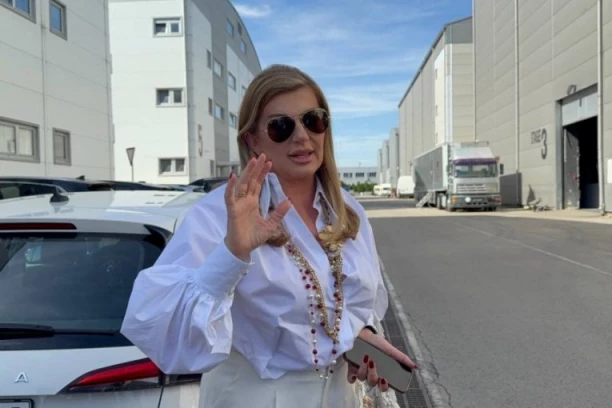 VIKI MILJKOVIĆ DONELA POKLON ZA KARLEUŠINE ĆERKE - Pogledajte šta je spremila za Atinu i Niku, obratila se Ani Bekuti BRUTALNOM rečenicom!