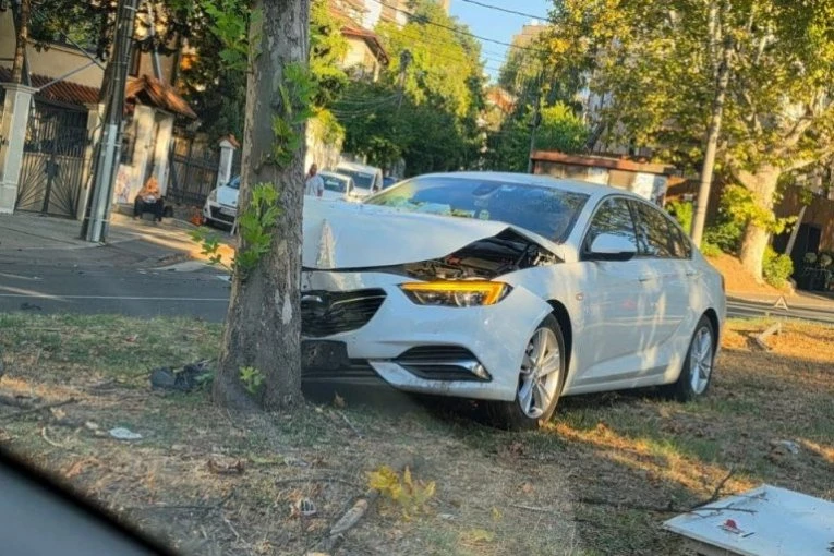 JEZIVI SUDAR NA AUTOKOMANDI! Automobili smrskani, jedan od vozača se ZAKUCAO U DRVO! (FOTO)