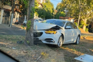 JEZIVI SUDAR NA AUTOKOMANDI! Automobili smrskani, jedan od vozača se ZAKUCAO U DRVO! (FOTO)