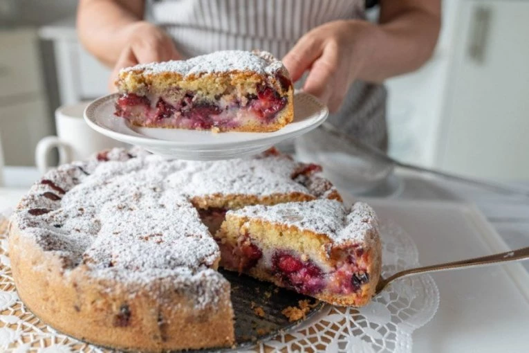 Najjednostavniji KOLAČ SA ŠLJIVAMA: Recept koji uspeva svima, a svaki sočni zalogaj topi se u ustima