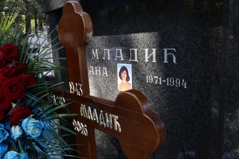 Grob Ratka Mladića dan nakon sahrane