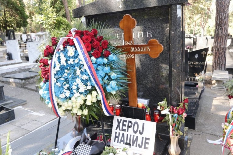 Grob Ratka Mladića dan nakon sahrane
