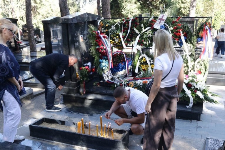 Grob Ratka Mladića dan nakon sahrane