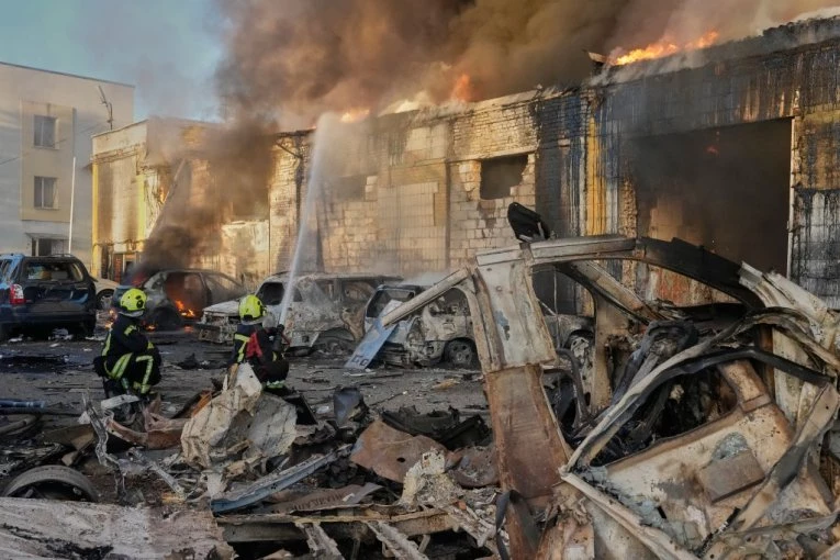 ŽESTOK RUSKI NAPAD NA UKRAJINU! Više oblasti pod UDAROM, IMA MRTVIH: Razorenе kuće i zgrade, pogođen i TRŽNI CENTAR! (FOTO)
