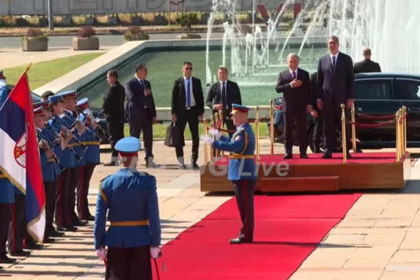 SVEČANA CEREMONIJA ISPRED PALATE SRBIJA! Vučić dočekuje predsednika Uzbekistana Šavkata Mirzijojeva! (FOTO)