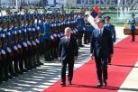 SVEČANA CEREMONIJA ISPRED PALATE SRBIJA! Vučić uz srdačan zagrljaj i najviše državne počasti dočekao predsednika Uzbekistana! (FOTO)