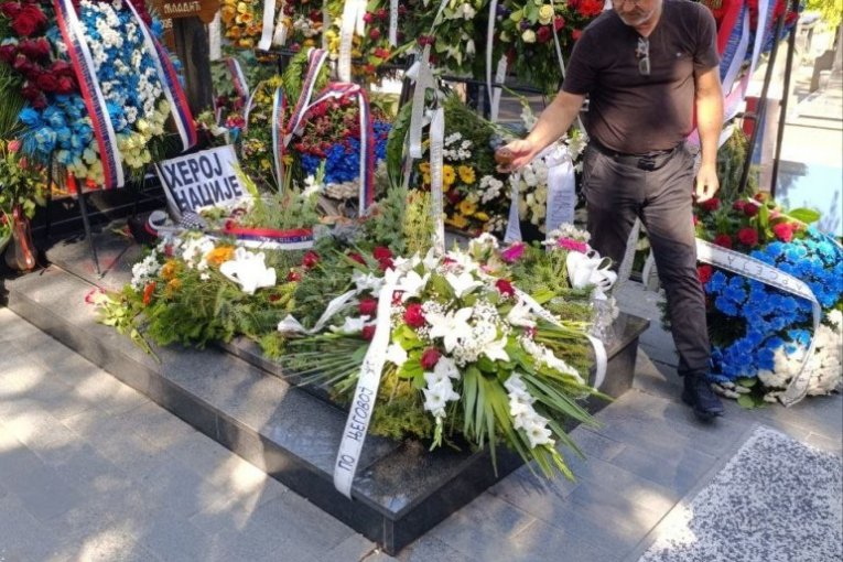 Porodica Ratka Mladića na groblju dan nakon sahrane
